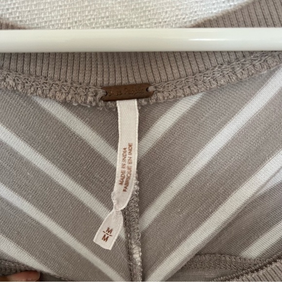 Free People boho colorblock tee top. Accent sleeves. Size M - Picture 4 of 7